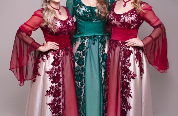 2019 / RAINHA: Débora Cristina Vivian / PRINCESAS: Alexia Trento, Eduarda Morenezi